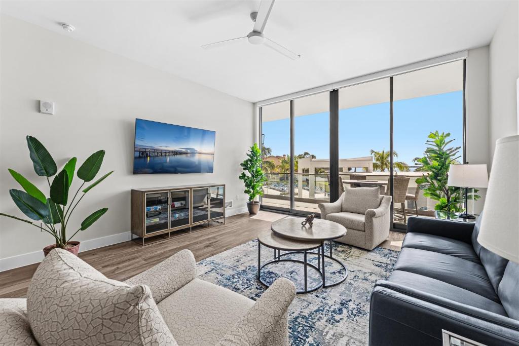 Harbor Island Beach Club 3/3 Furnished Riverfront Condo, Melbourne