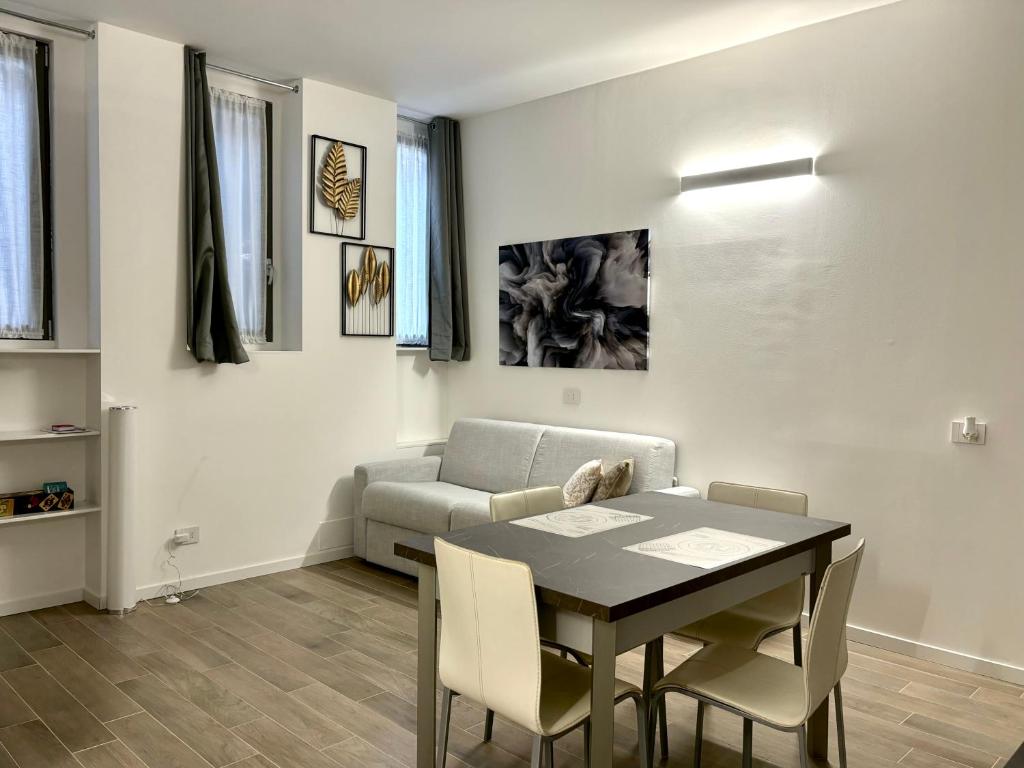 ein Wohnzimmer mit einem Tisch und einem Sofa in der Unterkunft Modern-House • Fiera Milano (MiCo) • City Life in Mailand