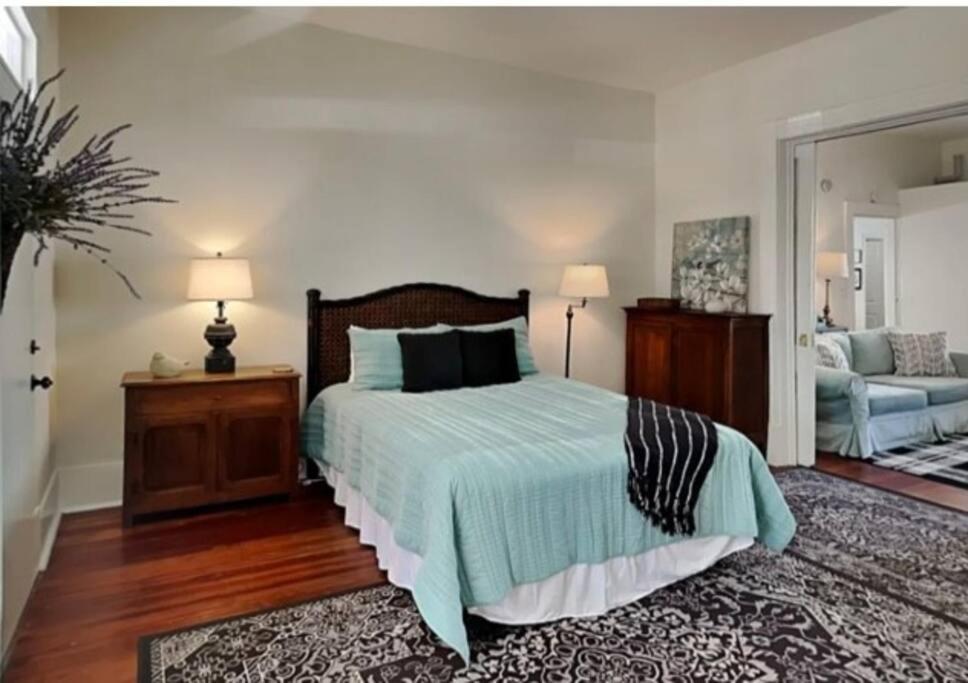 um quarto com uma cama e um sofá em Harmony House em Savannah