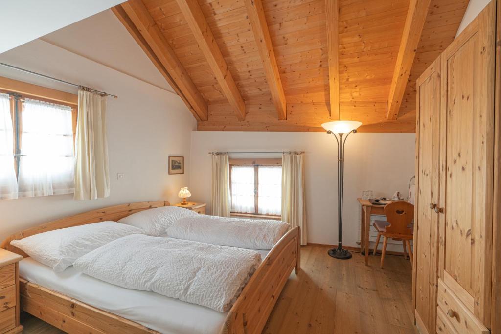 Postel nebo postele na pokoji v ubytování Gasthaus & Hotel Berninahaus