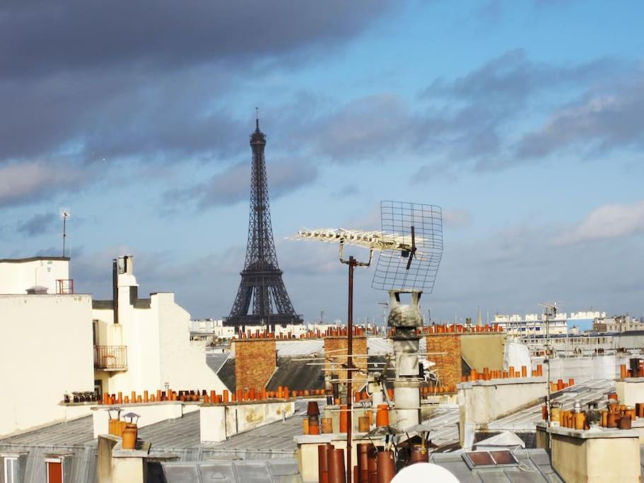 une vue de la tour Eiffel depuis les toits des immeubles dans l'établissement Paris Langeac Apartments, à Paris