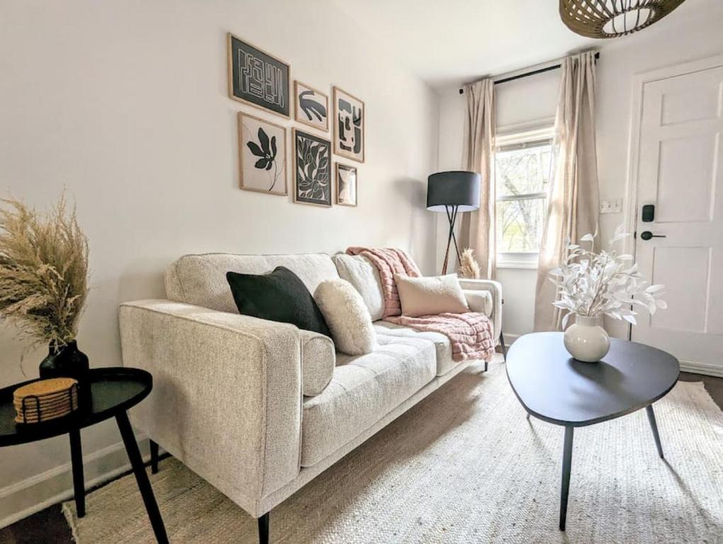 una sala de estar con un sofá y una mesa en Stylish Retreat - 4 Min Downtown, en Greenville