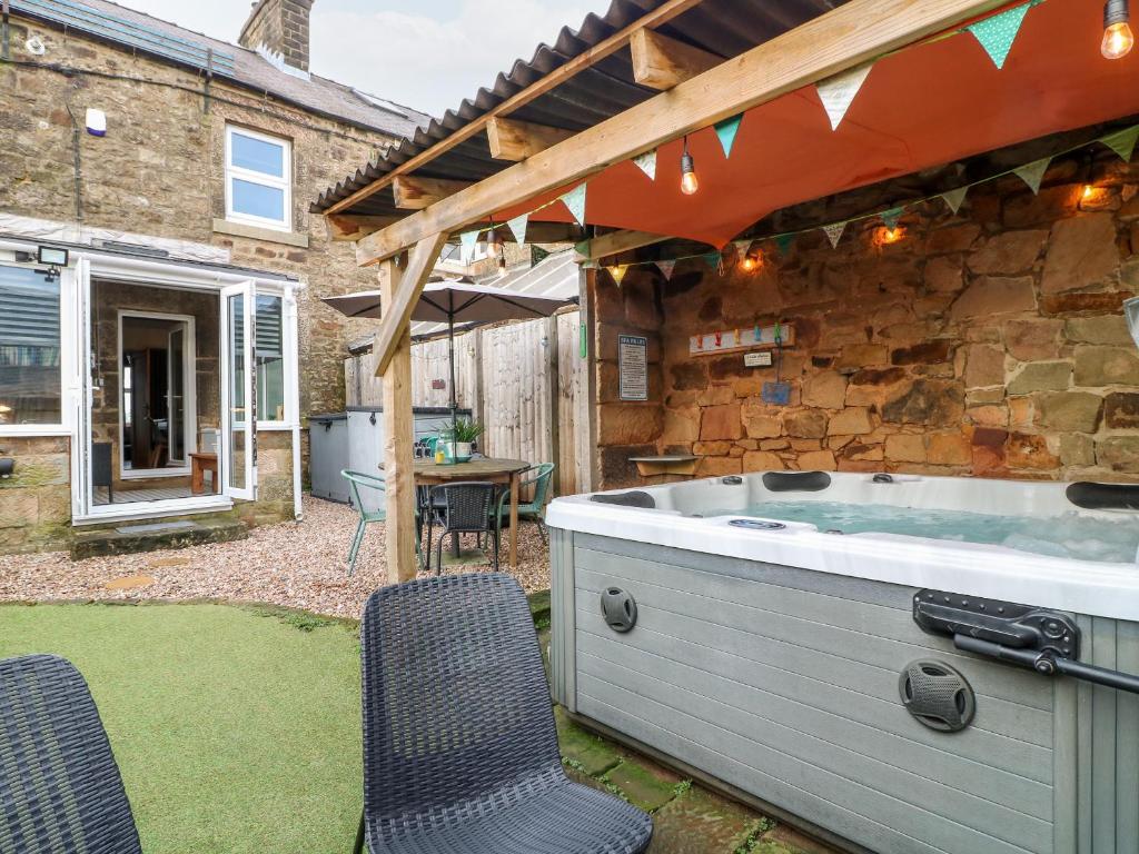 a hot tub in the backyard of a house at 3 Sunnyside Terrace in Matlock