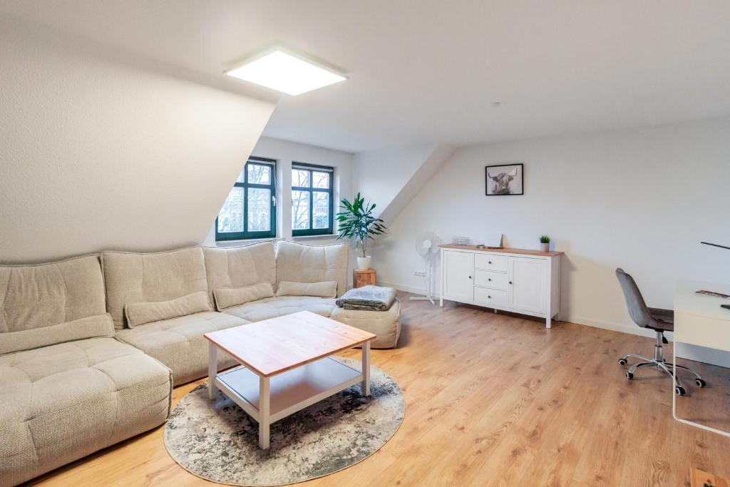 Posezení v ubytování Ferienwohnung "Kapellmeister" mit Klimaanlage in allen 4 Schlafbereichen, großes Wohnzimmer mit Smart TV und Big Sofa