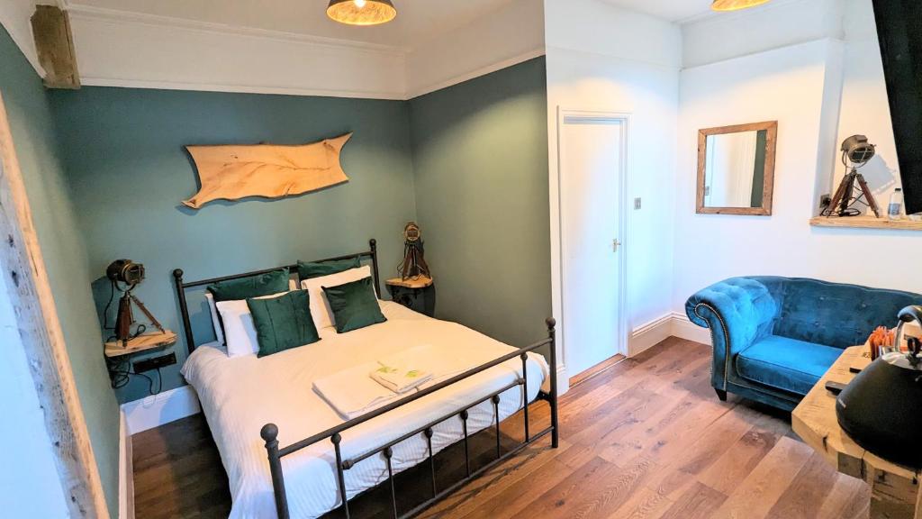 Postel nebo postele na pokoji v ubytování Wheal Tor Hotel & Glamping
