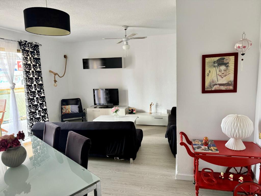 贝尼多姆Garay Apartments的客厅里有一张黑色沙发和一张桌子