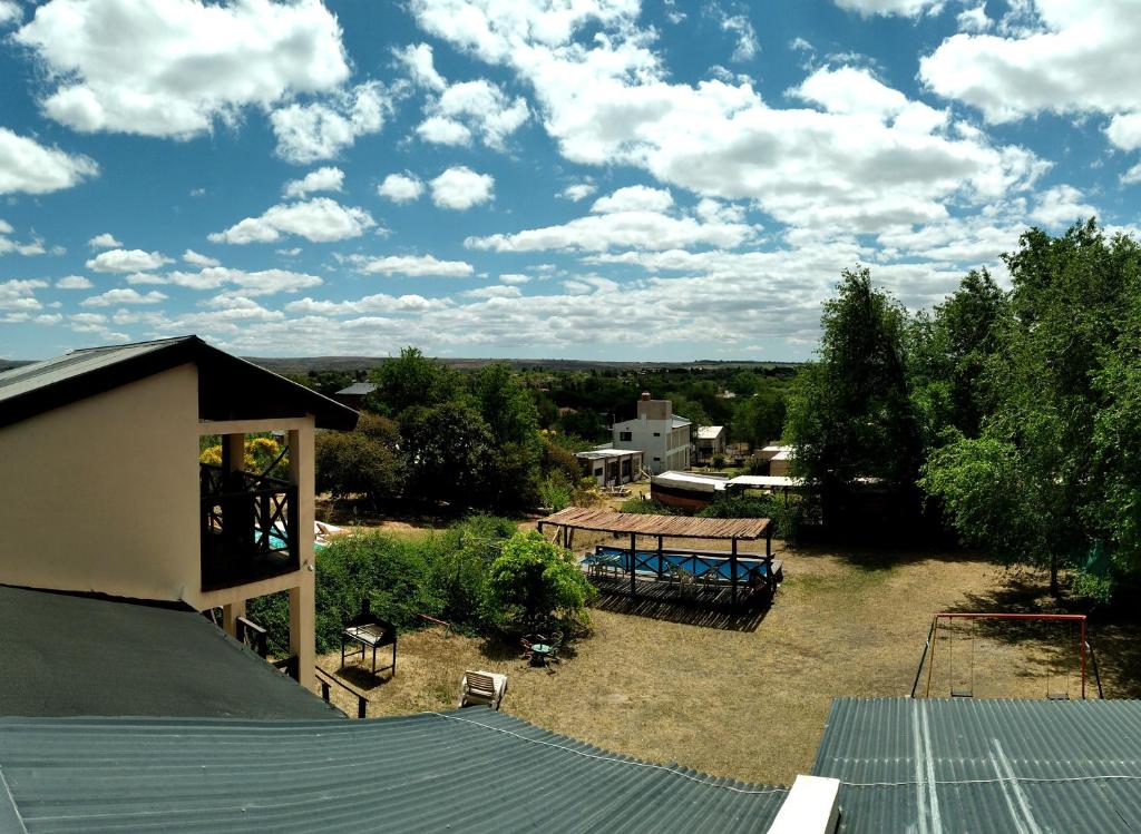 vista aerea su un cortile posteriore con tavolo da picnic di Cabañas Canluma a Villa Giardino