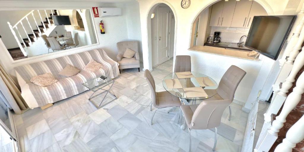 O zonă de relaxare la Skol 706 Lovely 2 Bedroom Apartment For Rent in Skol Marbella