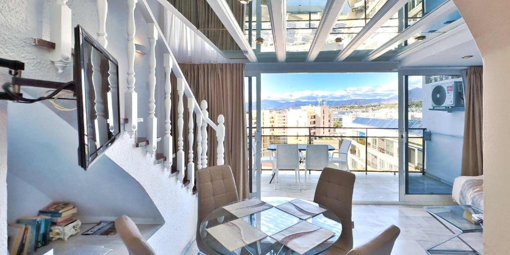 Posezení v ubytování Skol 706 Lovely 2 Bedroom Apartment For Rent in Skol Marbella