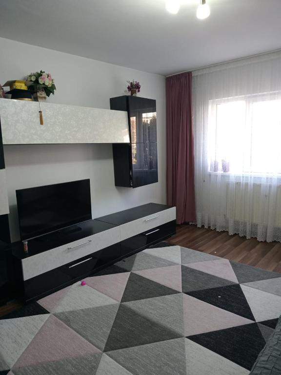 sala de estar con suelo a cuadros en Penti Apartament, en Suceava