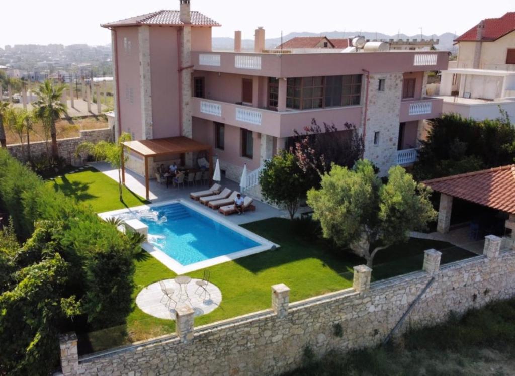uma imagem de uma villa com piscina em Green Villa with Private Pool em Durrës