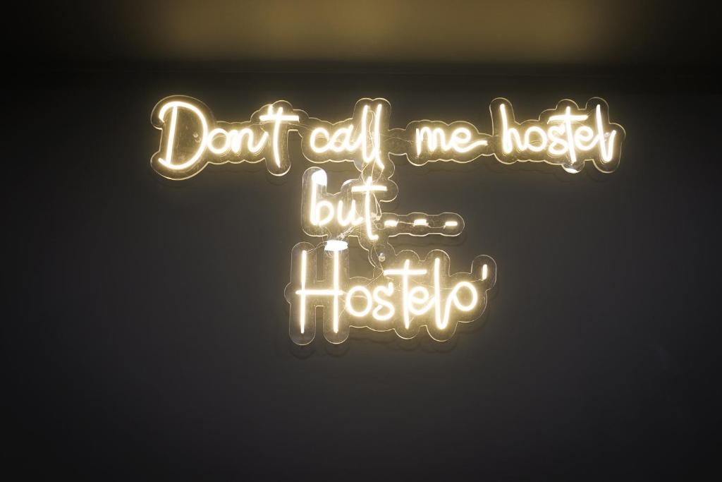 Un letrero de neón que dice que no me llames marido, pero es... en Hostelò - Luxury Hostel en Palermo