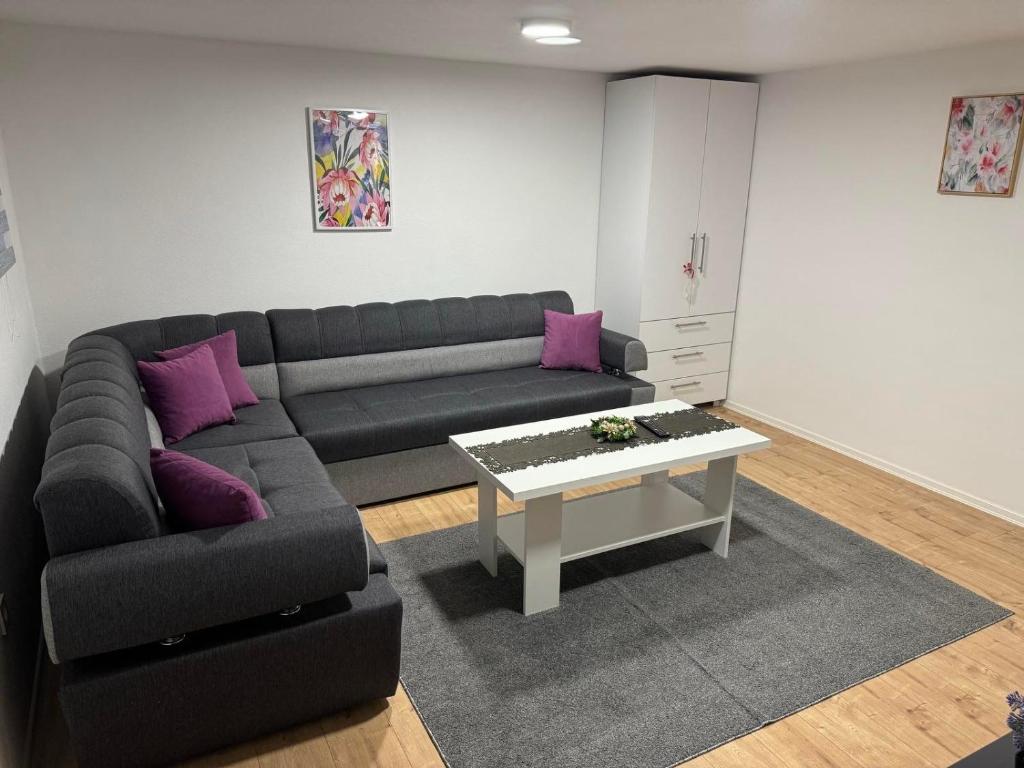Una sala de estar con un sofá y una mesa de café. en MG Sa, en Sarajevo