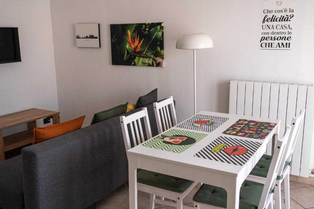 una sala da pranzo con tavolo e divano di Appartamento ZenaUp a Saronno