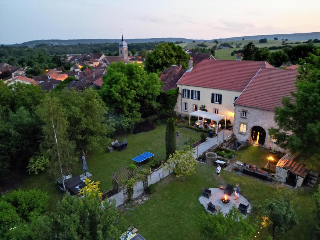 una vista aérea de una casa con patio en Maison Egalité, en Melay
