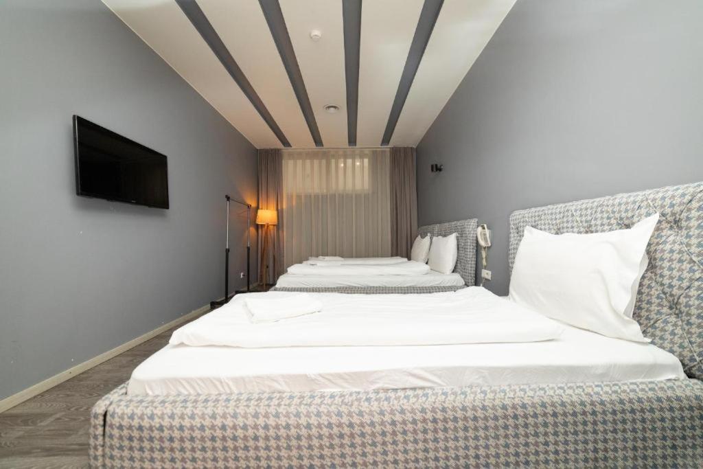 Postel nebo postele na pokoji v ubytování Hotel Gloria KS