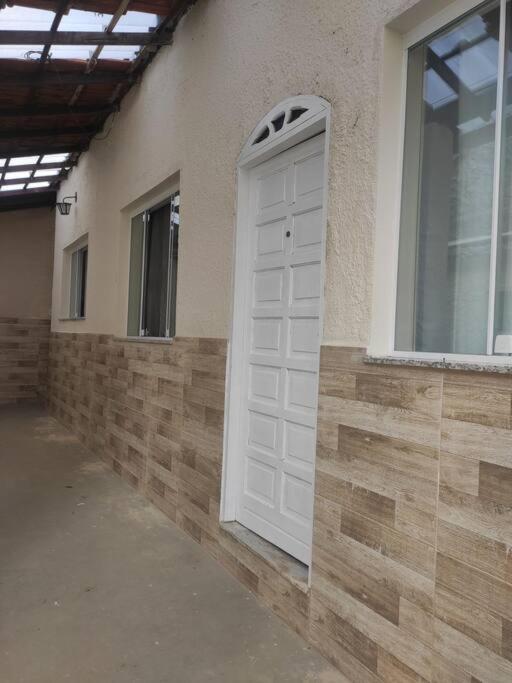 uma porta branca do lado de um edifício em Casa Em Olaria, Nova Friburgo, Rua Manoel Lourenço Sobrinho 63 Fundos em Nova Friburgo