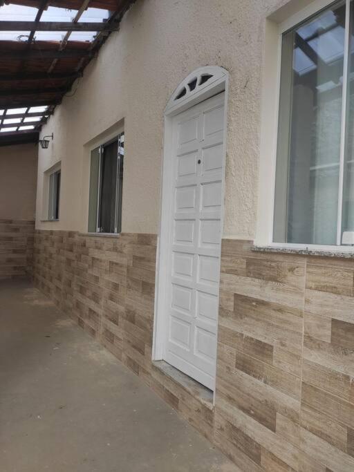 a white door on the side of a building at Casa Em Olaria, Nova Friburgo, Rua Manoel Lourenço Sobrinho 63 Fundos in Nova Friburgo