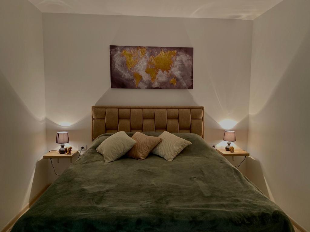1 dormitorio con 1 cama grande y 2 lámparas en las mesas en Iskra na Zlataru, en Nova Varoš