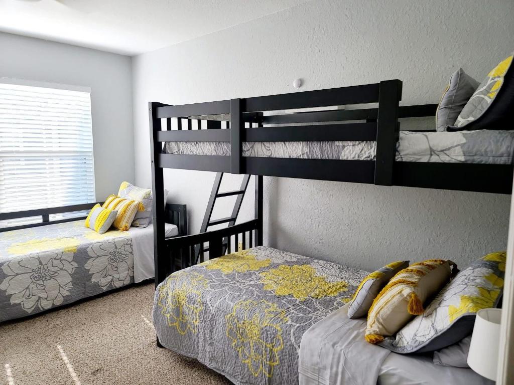 a bedroom with two bunk beds and a bed at Your home 5 * near Disney in Kissimmee