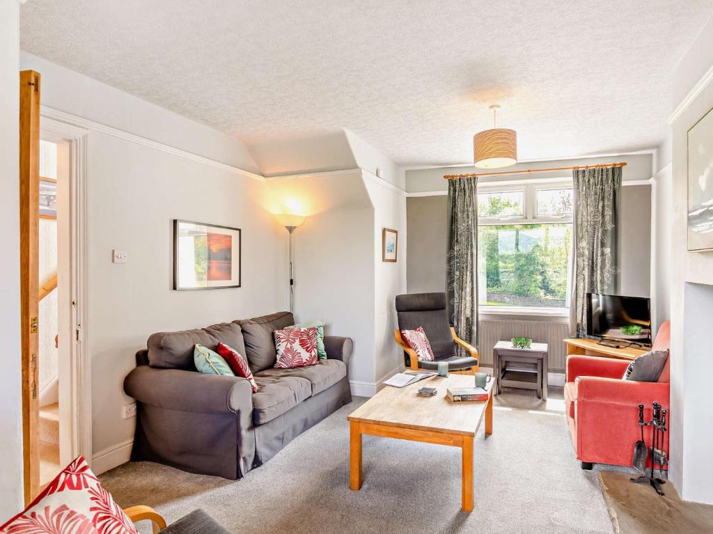 uma sala de estar com um sofá e uma mesa em 3 Bed in Borrowdale SZ148 em Grange