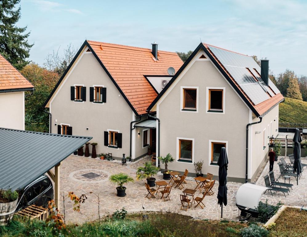 an image of a house with a courtyard at POSTHANSL in Gamlitz