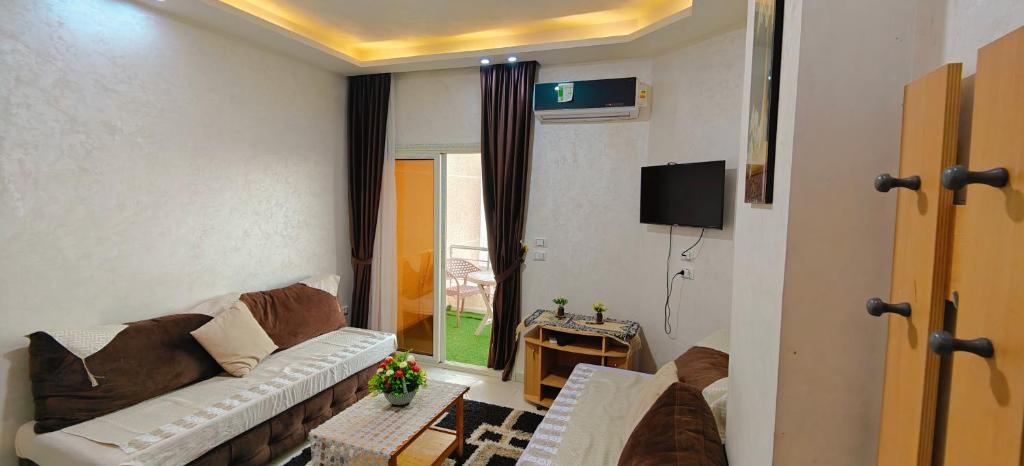 TV a/nebo společenská místnost v ubytování Casablanca Beach Direct sea view Tow Bedroom Apartment