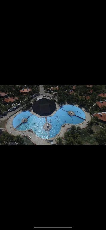 an aerial view of a large swimming pool at bangalô Lucena in Lucena