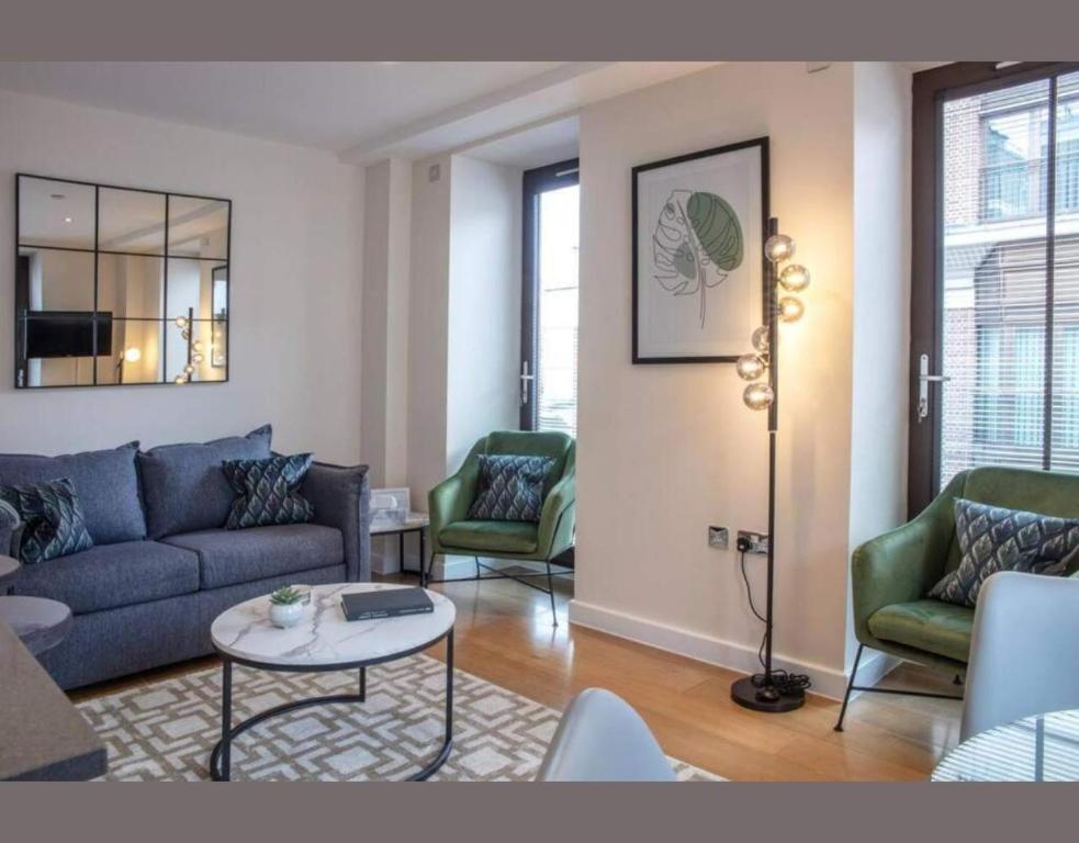 - un salon avec un canapé, des chaises et une table dans l'établissement Westminster 2 bed 2 bath apartment, à Londres