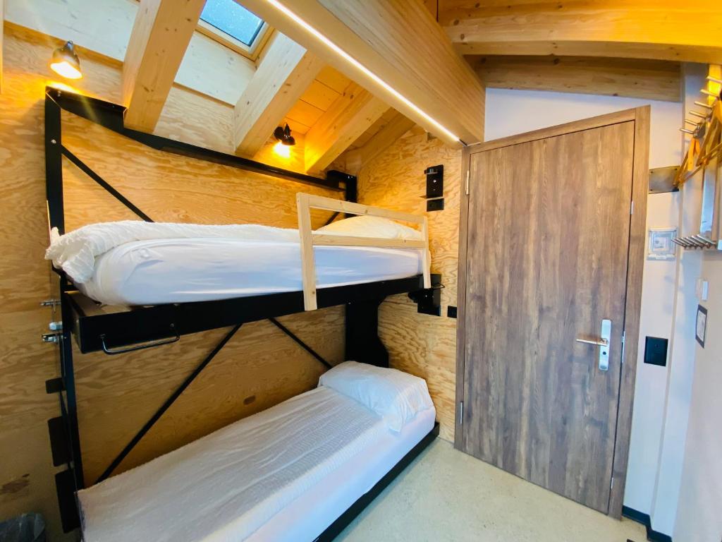 Postel nebo postele na pokoji v ubytování Peaky Riders Self Check-in Hotel