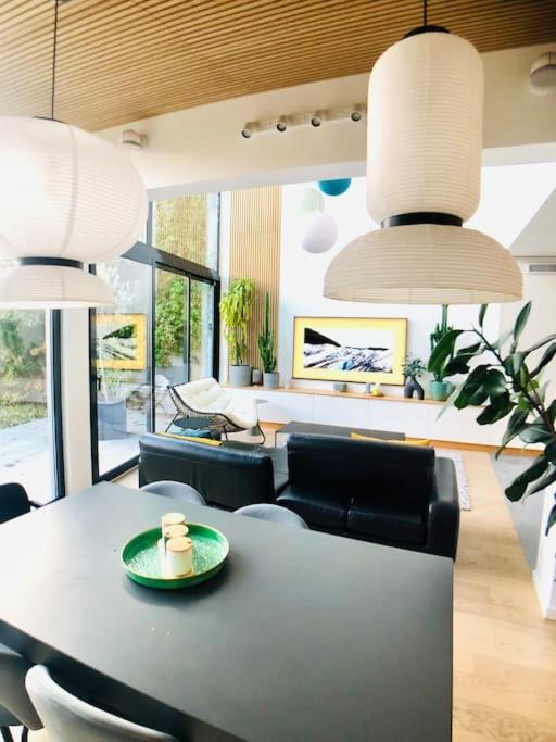 une table à manger et des chaises dans un salon dans l'établissement Maison climatisée aux portes de Paris, à Suresnes