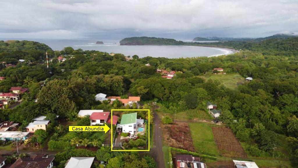 una vista aérea de una casa con un rectángulo amarillo en Casa Abundia, en Carrillo