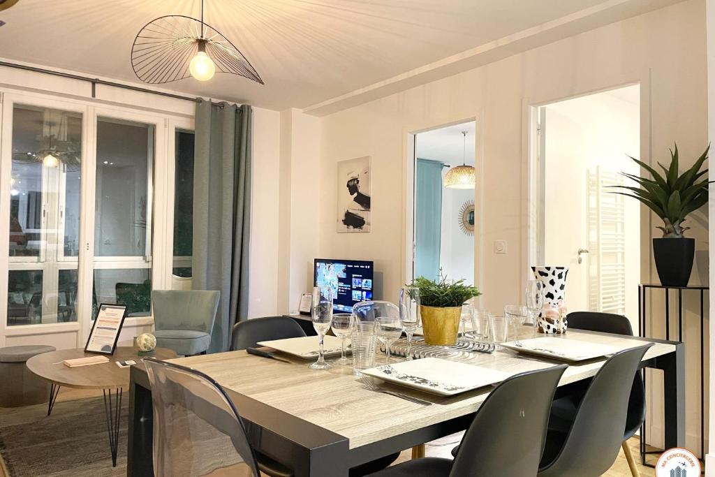 une salle à manger avec une table et des chaises dans l'établissement La Loggia - Superbe T3 - Confort - Hypercentre, à Caen