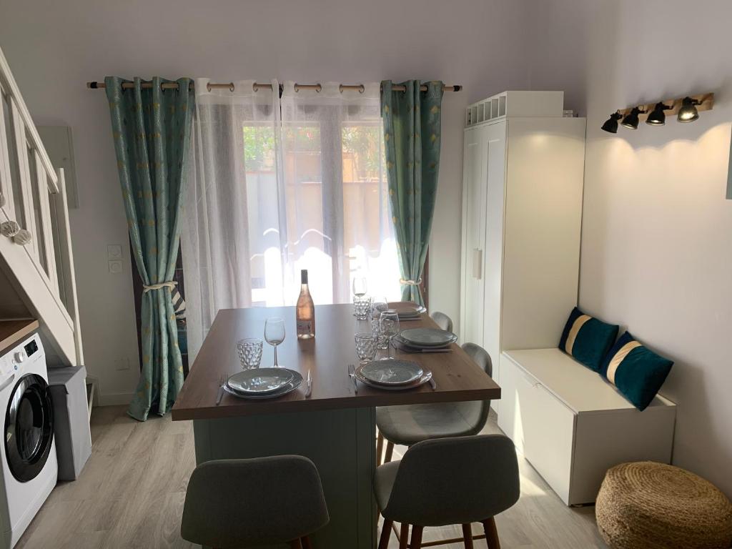 Χώρος καθιστικού στο La Villa du Port - Cosy - Clim - proche plage - 4 personnes