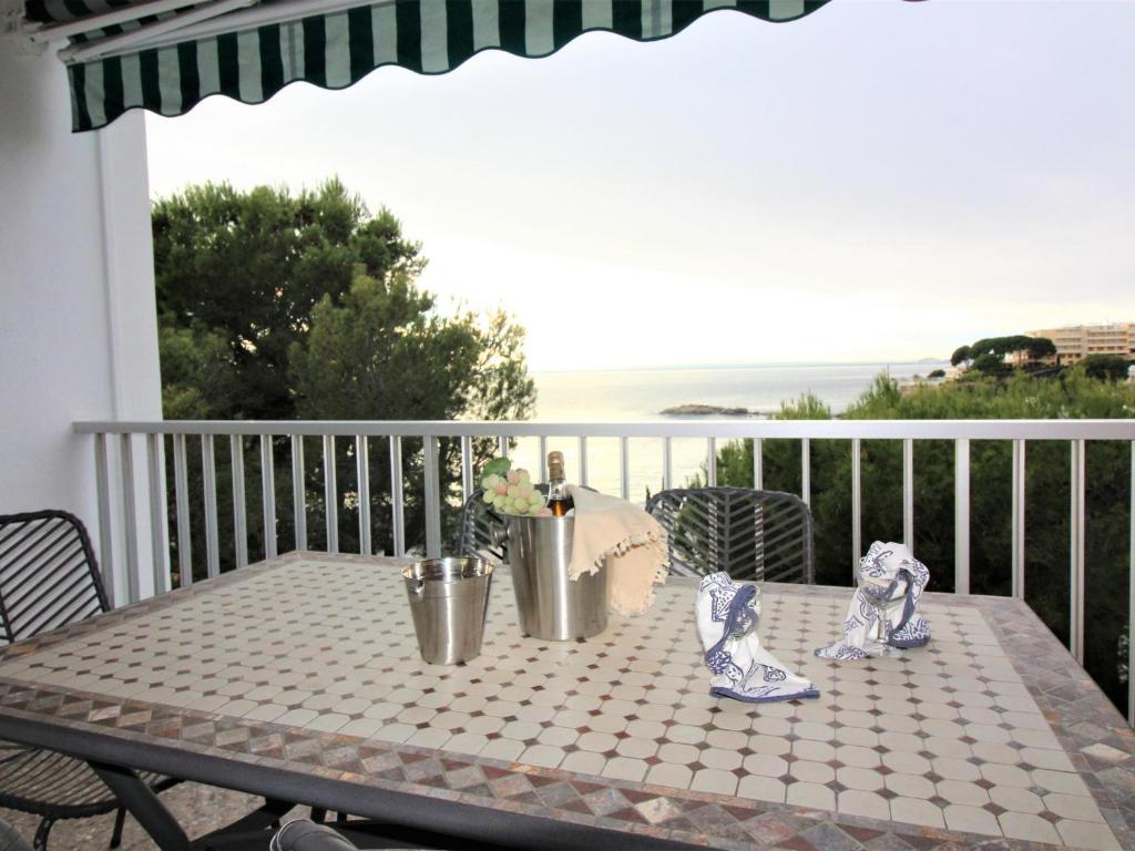 einen Tisch auf einem Balkon mit Meerblick in der Unterkunft Apartamento Roses, 3 dormitorios, 8 personas - ES-258-44 in Roses