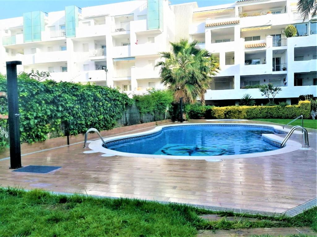 uma piscina em frente a um edifício em Apartamento Roses, 1 dormitorio, 4 personas - ES-258-117 em Roses