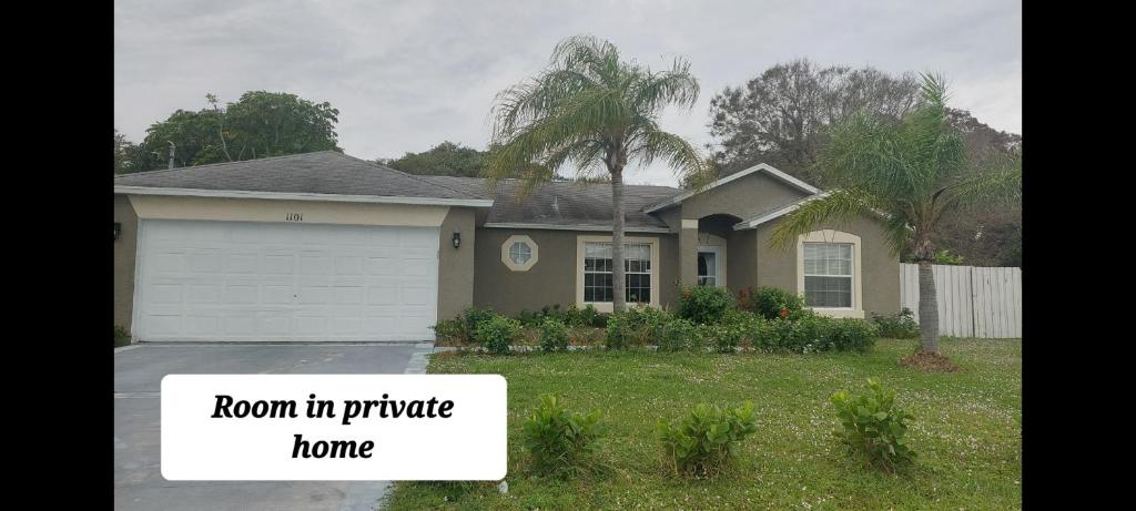 uma casa com um quarto em casa privada em Close to beach em Fort Pierce