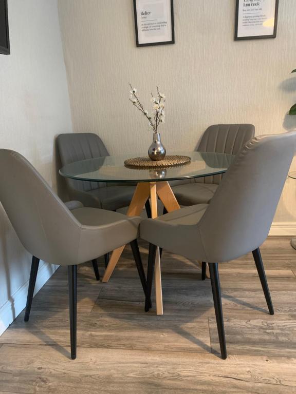 uma sala de jantar com mesa e cadeiras em The Crescent em Dundee