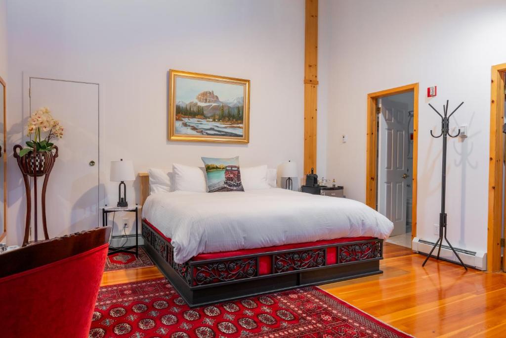 Tempat tidur dalam kamar di Beaujolais Boutique B&B at Thea's House- Adults Only