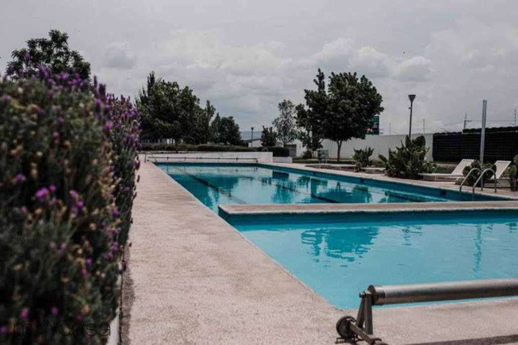 Bazén v ubytování Spectacular House w/ Pool & Amazing Location nebo v jeho okolí