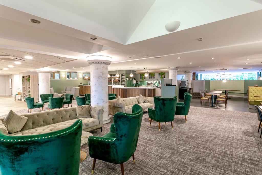 Posezení v ubytování Cedar Court Hotel Huddersfield
