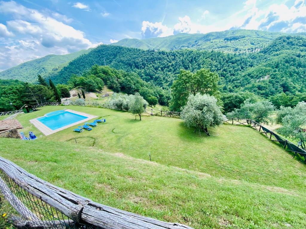 una vista aérea de un patio con piscina en Il Colle - Apartment Giglio, en Florencia