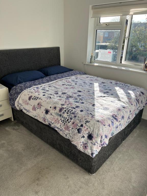 Double room next to London Heathrow airport and Elizabeth Line train to Central London