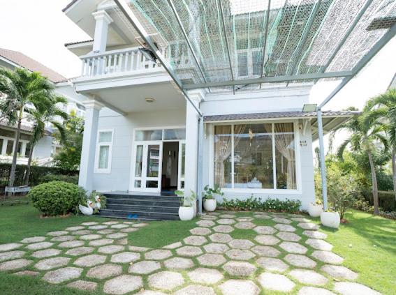 ein weißes Haus mit einem Glasdach und einer Terrasse in der Unterkunft Villa sealinks Mũi né in Ấp Phú Tịnh (2)
