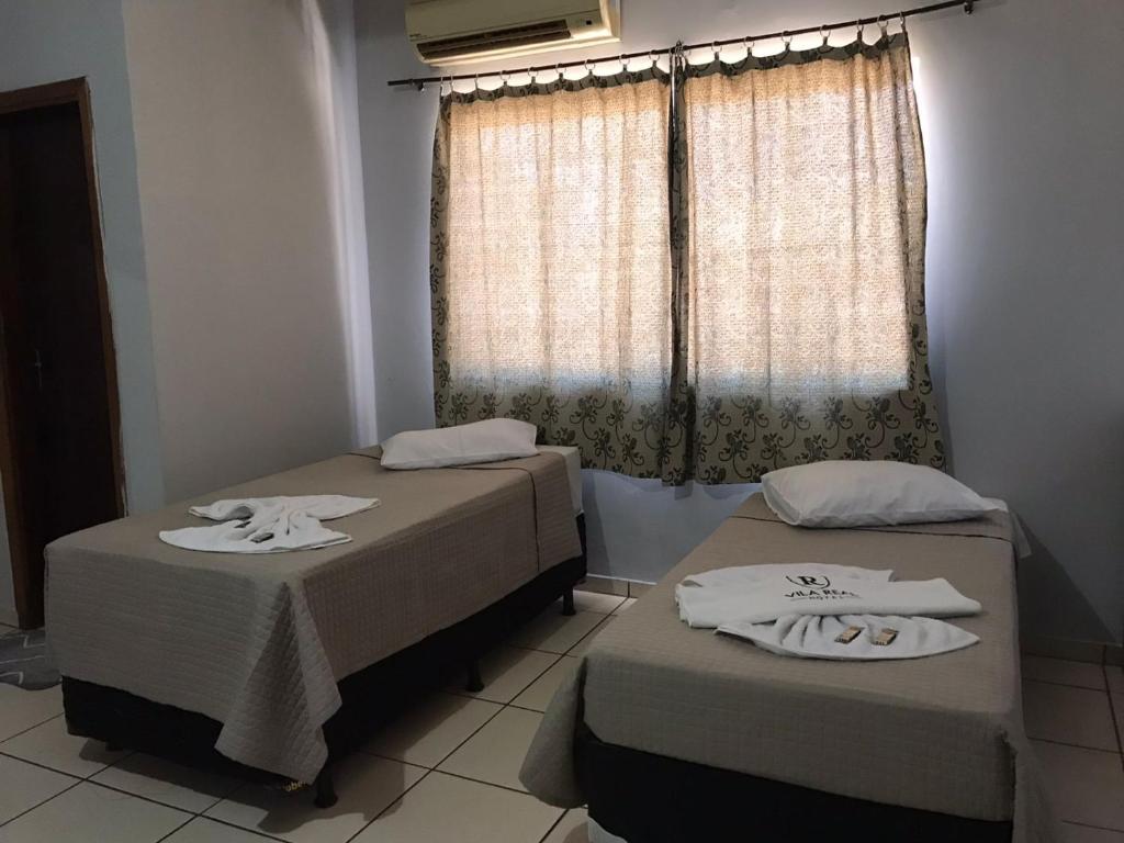 Tempat tidur dalam kamar di Hotel Vila Real Dourados