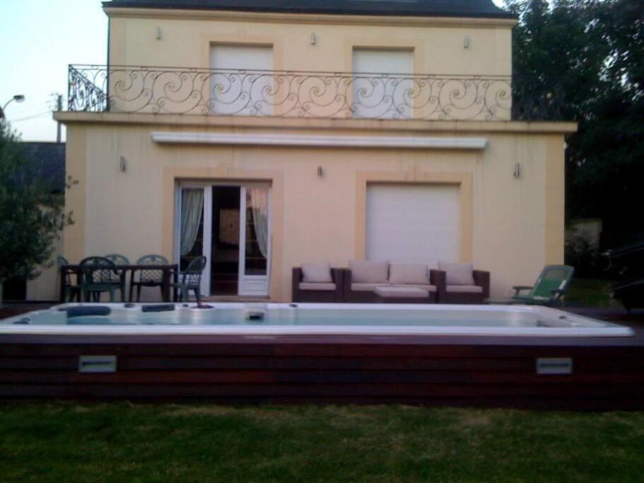 ein Haus mit einem großen Pool im Hof in der Unterkunft Jeux olympique luxueuse Maison de 250m2 à Aulnay-sous-bois in Aulnay-sous-Bois