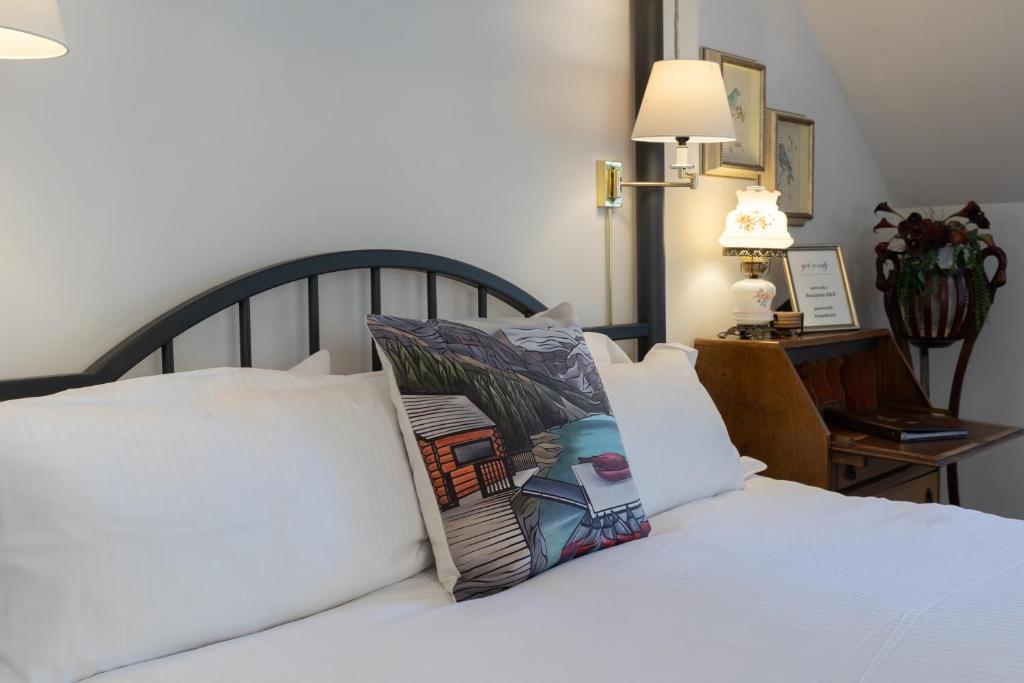 Tempat tidur dalam kamar di Beaujolais Boutique B&B at Thea's House- Adults Only