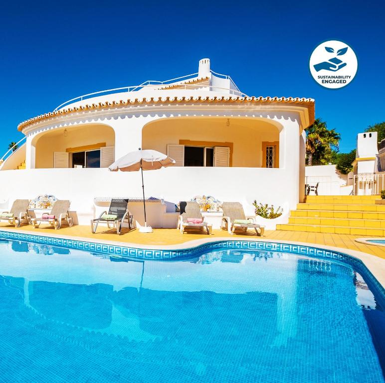 uma villa com piscina em frente a uma casa em Villa Grace Bay by Algarve Vacation na Guia