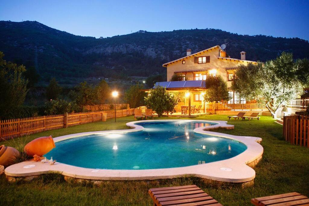 una piscina en el patio de una casa en La Ginesta Rural, cerca de Sitges, en Canyelles