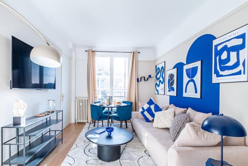 a living room with a couch and a table at Agréable appartement près de la capitale in Neuilly-sur-Seine